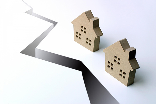 地面の亀裂と家の模型